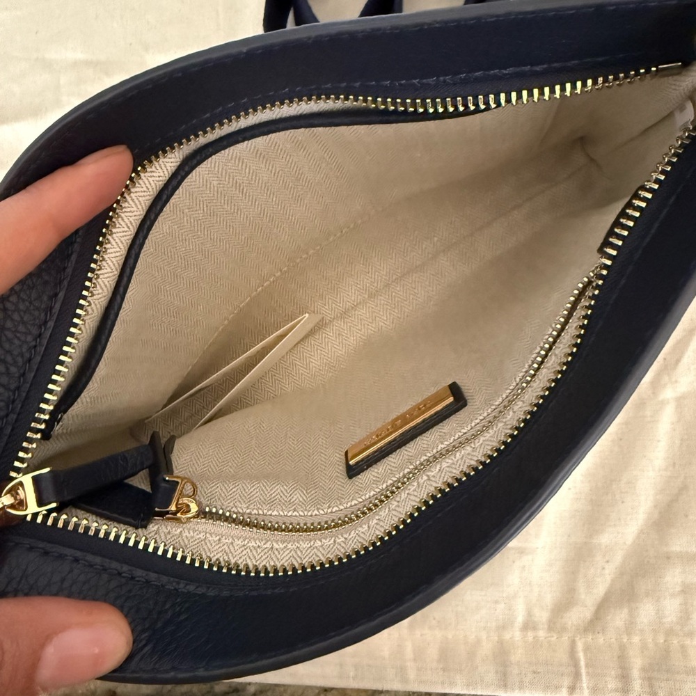 New Tory Burch BLAKE SWINGPACK  TORY NAVY - Picture 4 of 9